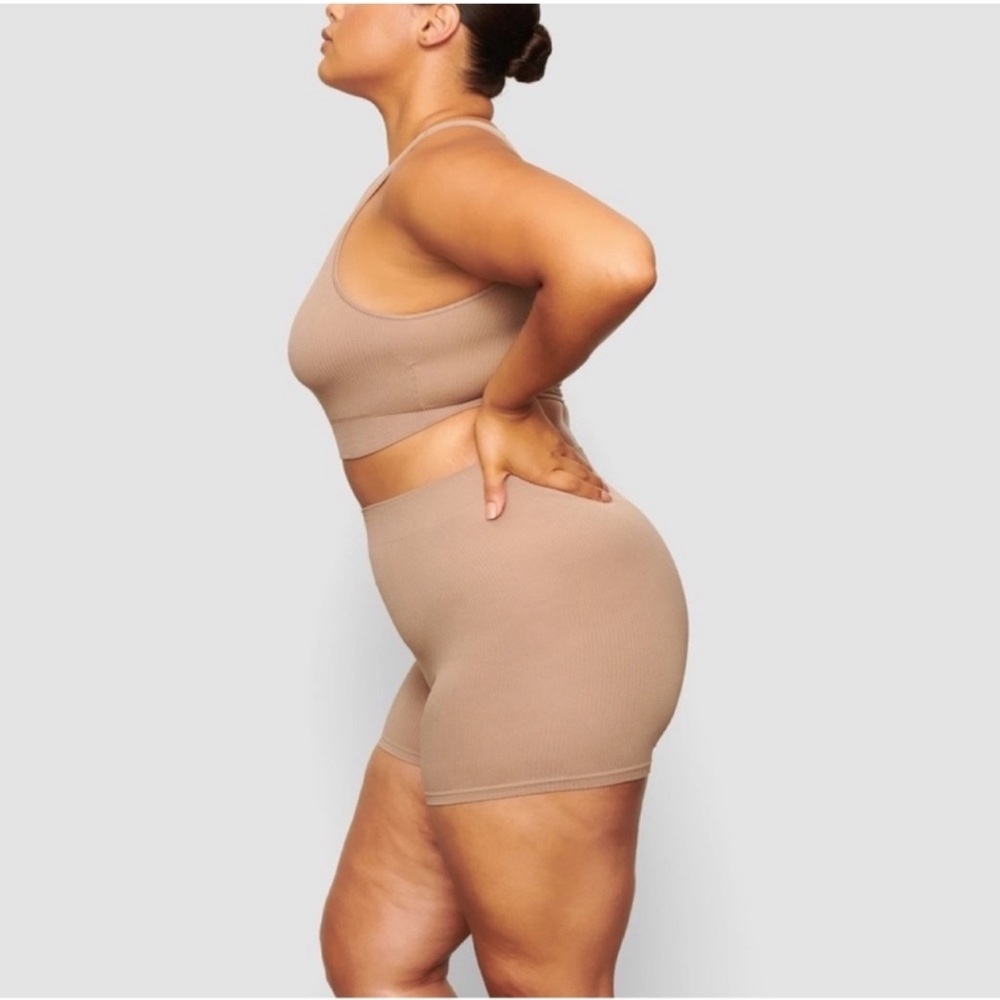 SKIMS Desert Stretch Rib Short - Picture 4 of 5